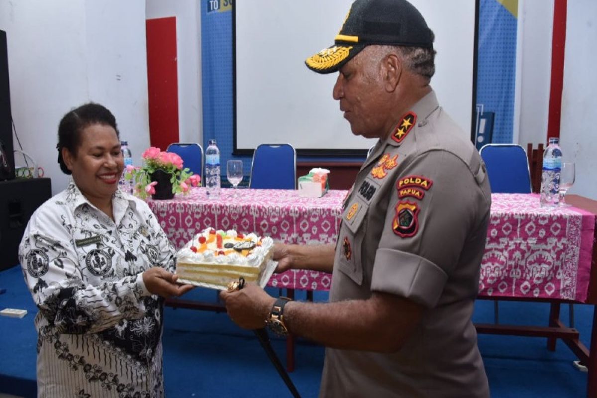 Peringatan hari guru, Kapolda Papua sambangi sekolah beri ucapan