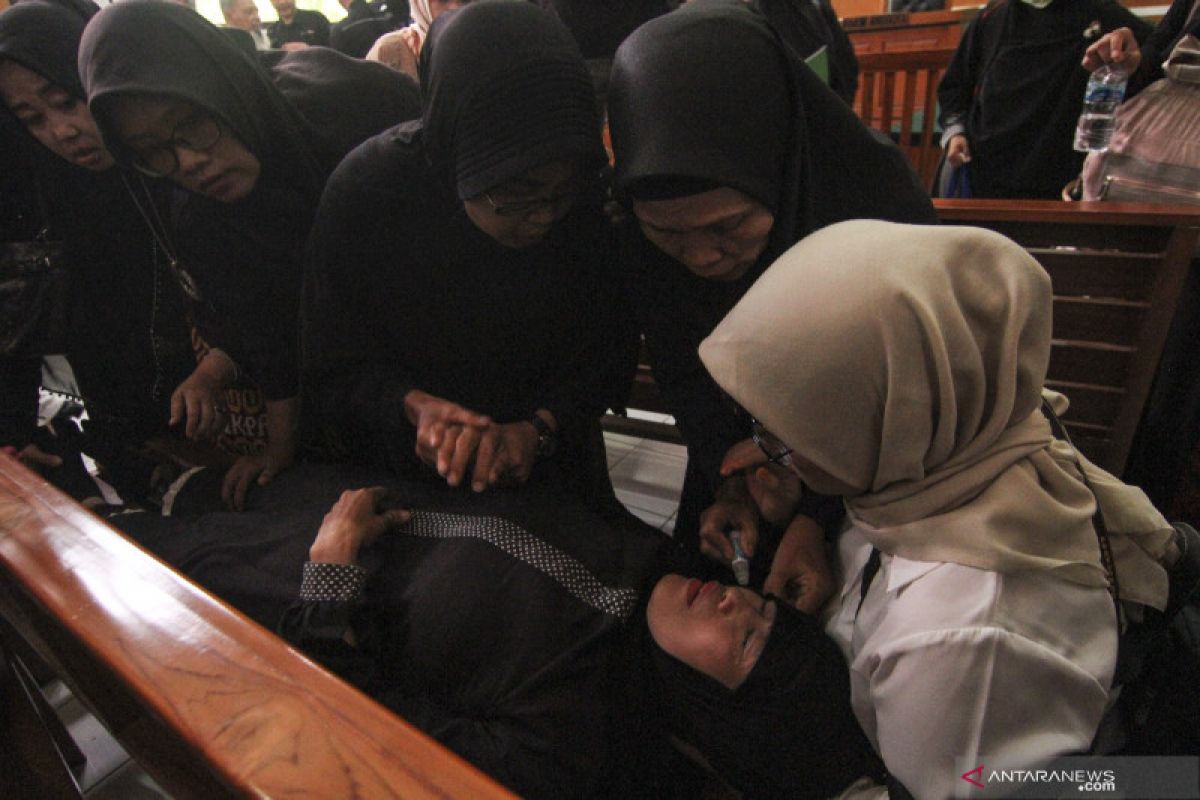 Seorang ibu pingsan saat dengar sidang putusan First Travel ditunda