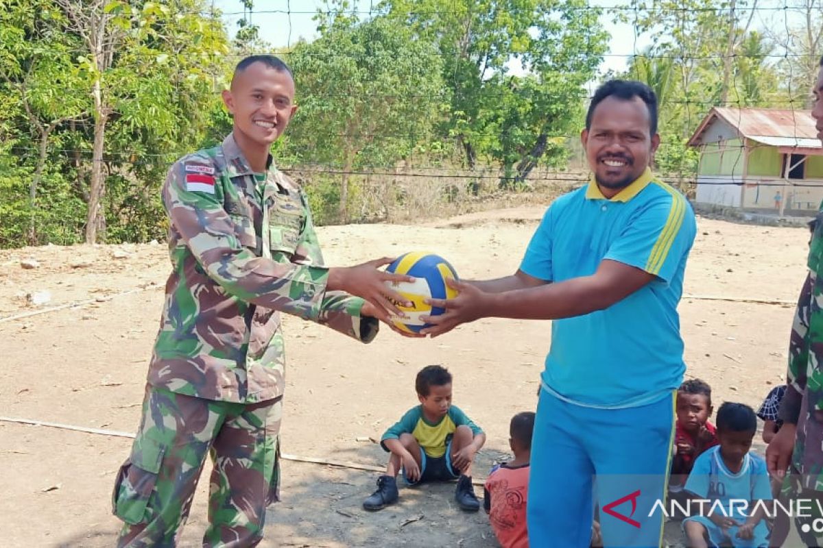 Satgas Pamtas Yonif R 142/KJ berikan bantuan olahraga di perbatasan