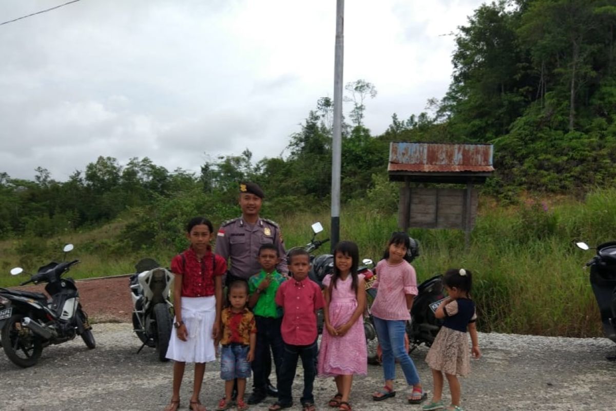 Dekat dengan anak-anak di perbatasan, Polisi tanamkan cinta tanah air