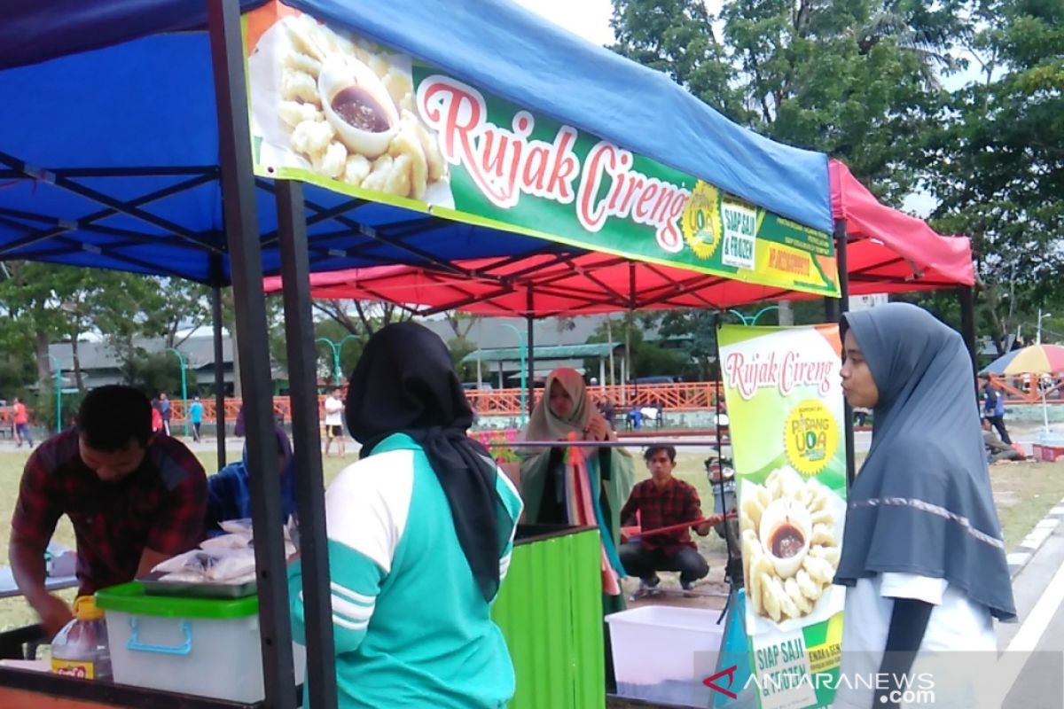 Tak sampai enam jam, penjual cireng di Bukittinggi meraup omzet hingga Rp2 juta lebih