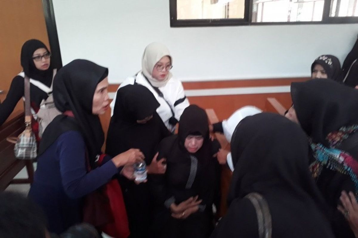 Sidang putusan First Travel ditunda, seorang ibu pingsan