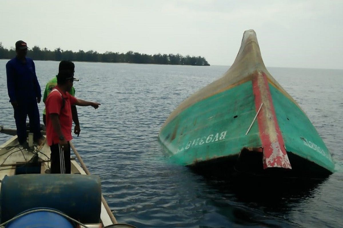 10 orang selamat dari kapal terbalik di perairan Padang Sumbar