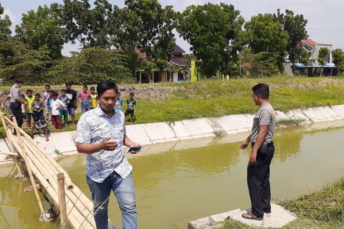 Hendak menyelamatkan sandal, anak ini tewas tenggelam di saluran irigasi