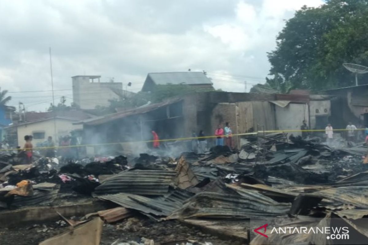 Ratusan pedagang berduka, Pasar TPO Tanjungbalai tinggal puing