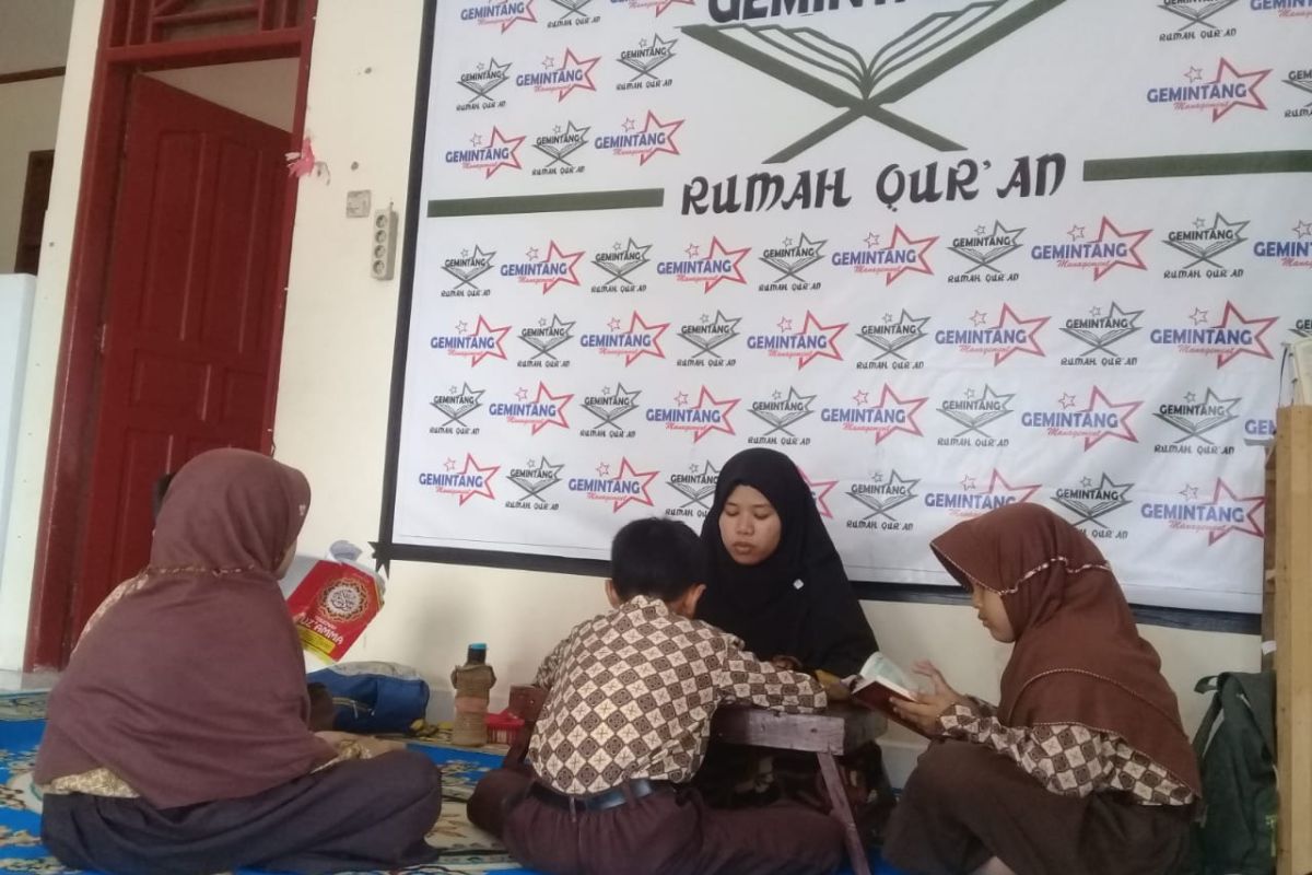 Seorang lulusan Universitas Negeri Padang buka usaha rumah Quran