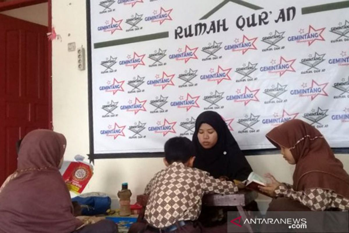 Seorang lulusan Universitas Negeri Padang buka usaha Rumah Quran