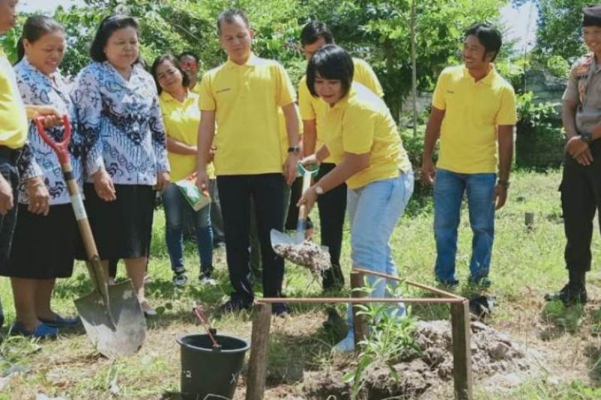 Bupati dan legislator tanam bibit pohon di SMAN 1 Kurun