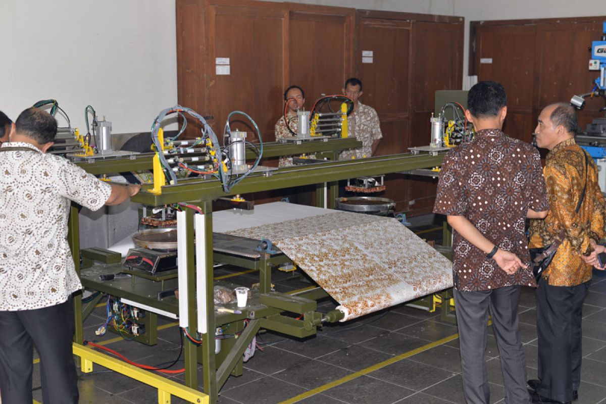 Balai Kemenperin ciptakan teknologi batik cap otomatis berbasis PLC