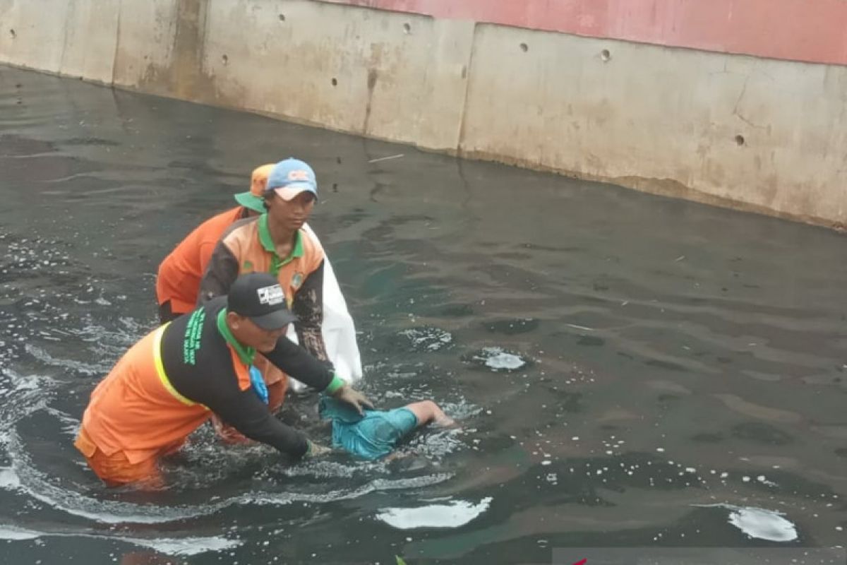 Kemungkinan terpeleset, sesosok mayat mengapung di Kali Cipinang