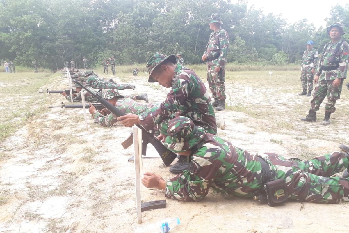 Anggota Kodim Singkawang latihan menembak gunakan senjata ringan