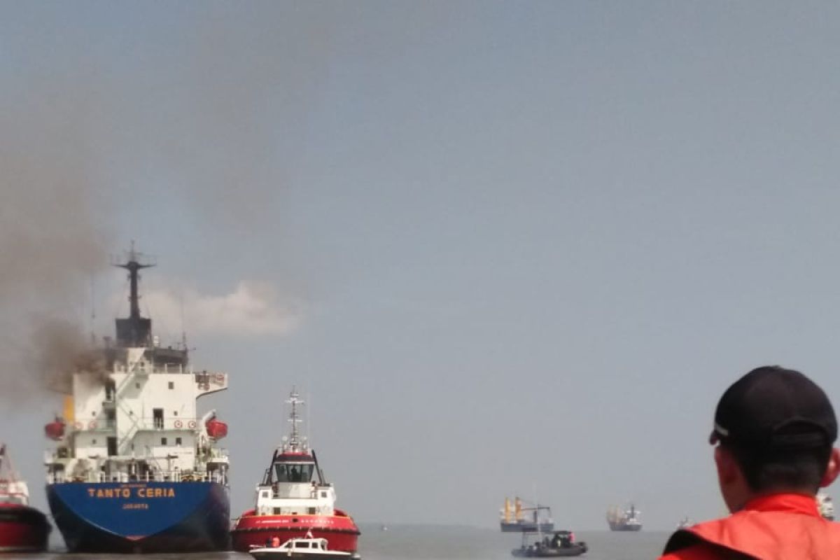 Kebakaran KM Tanto Ceria di Pelabuhan Gresik tak ganggu alur pelayaran