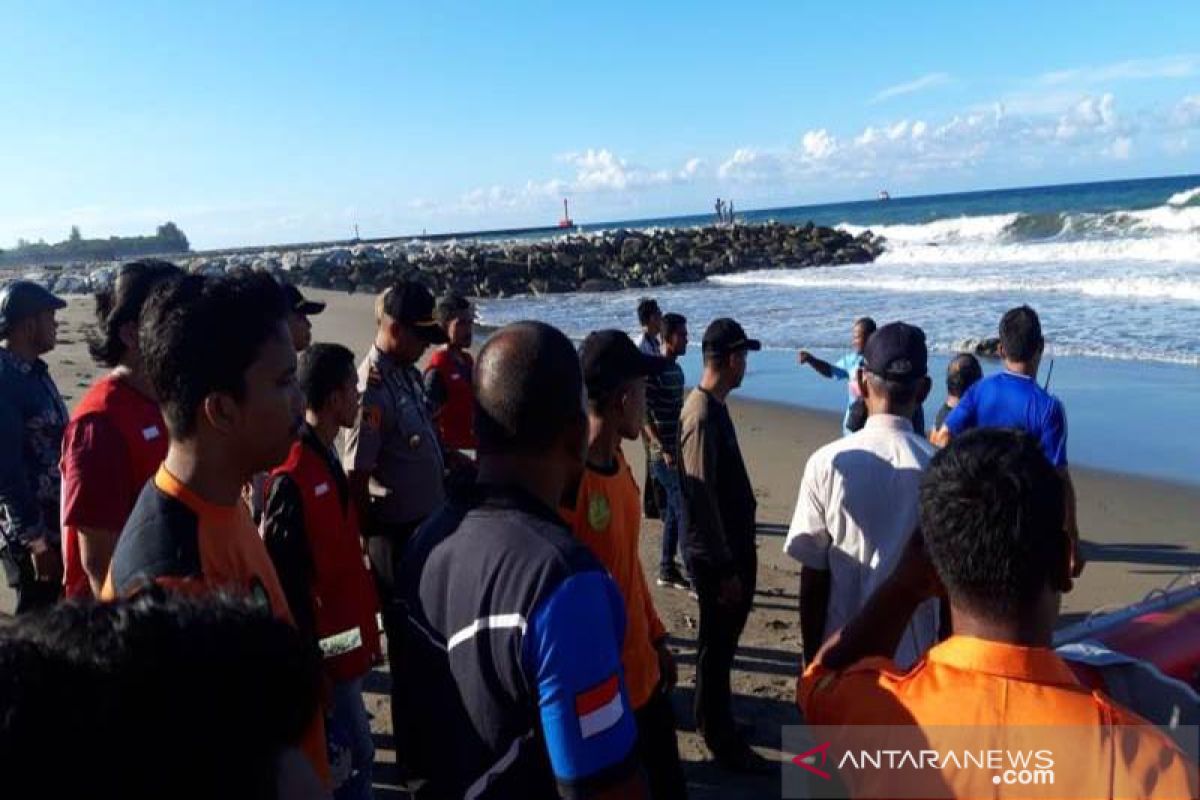 Remaja hilang terseret ombak saat mandi laut di Lhokseumawe