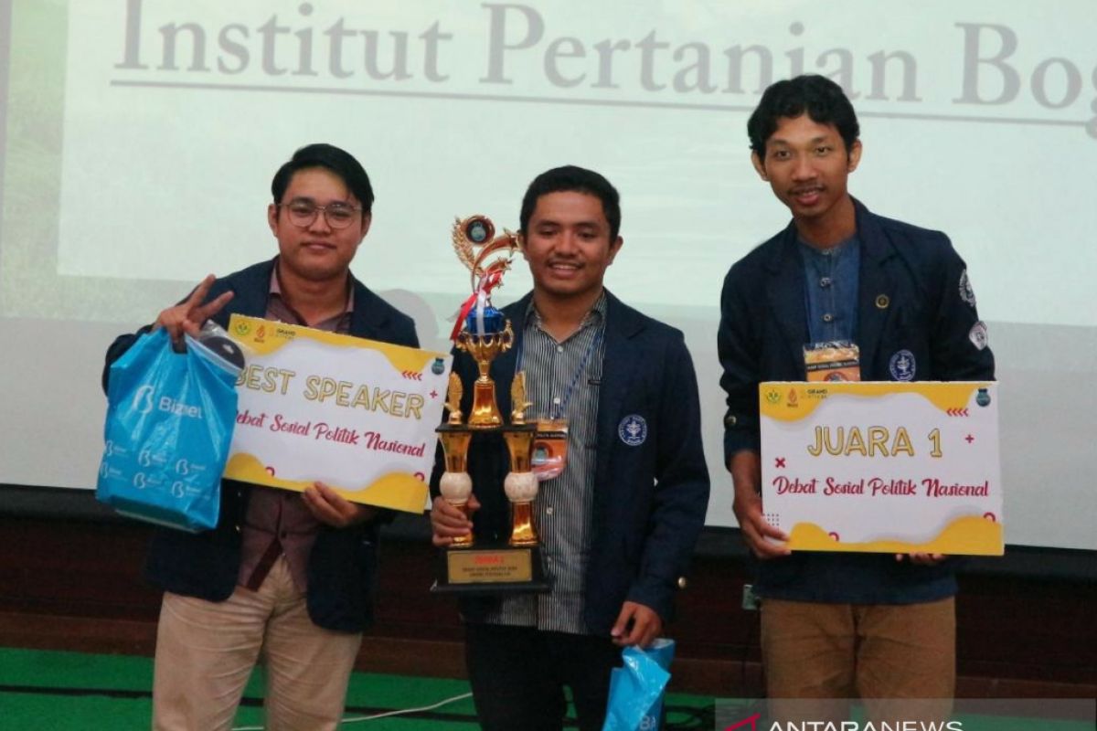 Tim IPB University juarai lomba debat sosial politik nasional