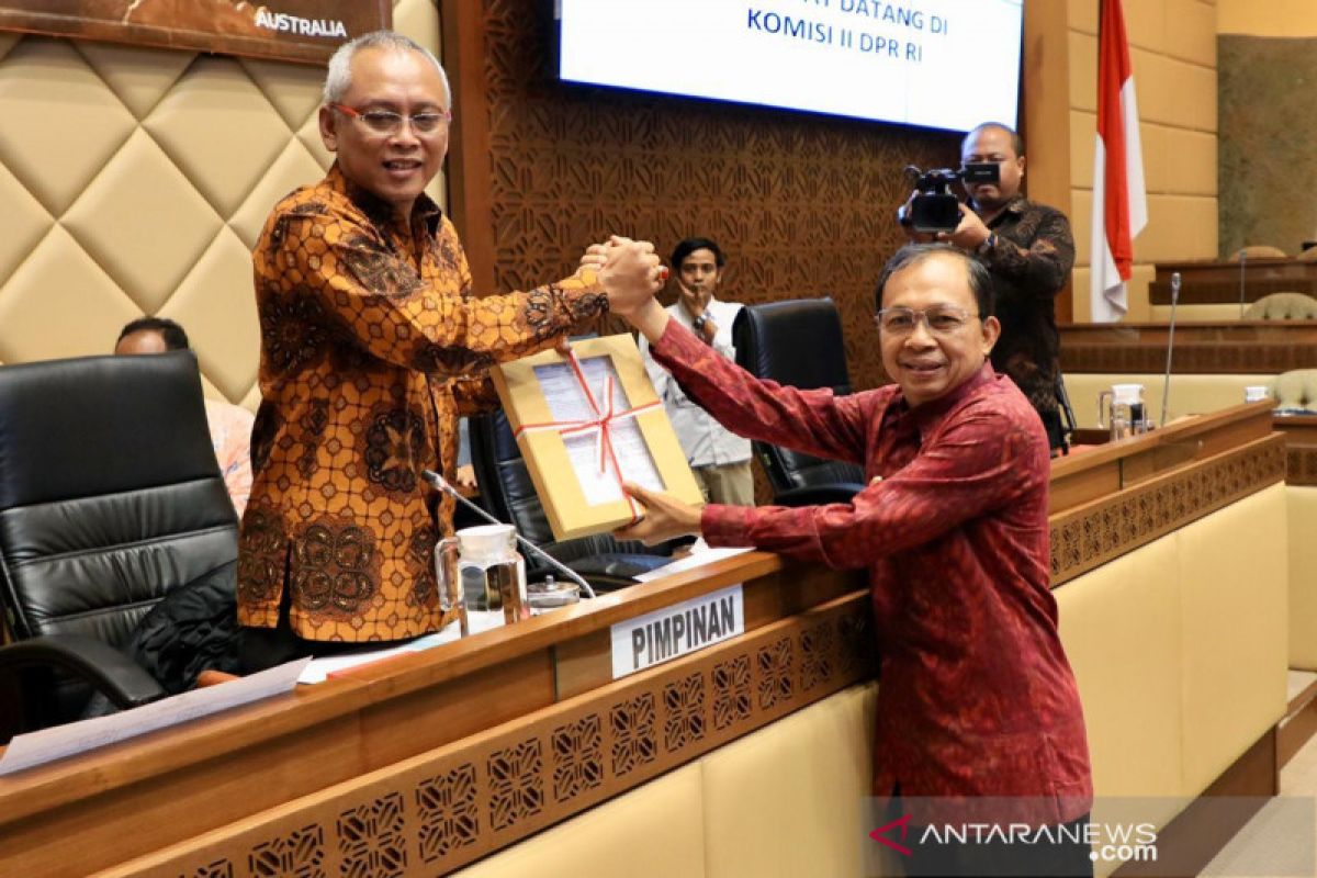 Gubernur Bali Koster serahkan draf RUU Provinsi Bali ke Komisi II DPR