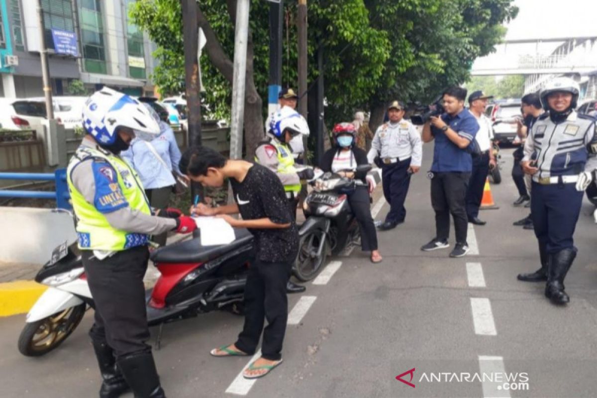 Belasan pemotor ditilang polisi saat melintasi jalur sepeda di Jaktim