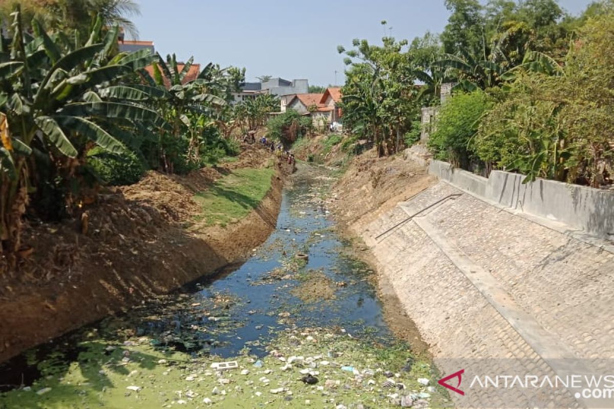 Dinas PU Pamekasan bersihkan sungai dari sampah plastik