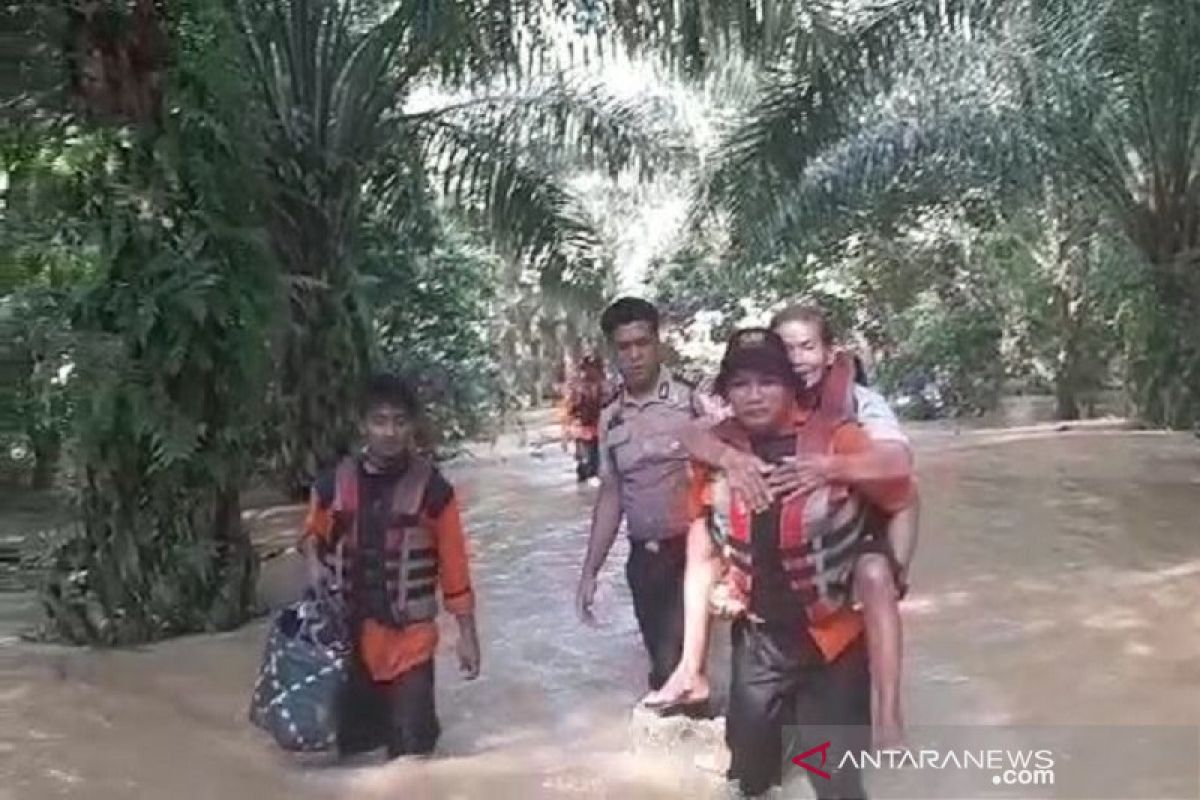 Sepasang manula dievakuasi dari lokasi banjir Rokan Hulu