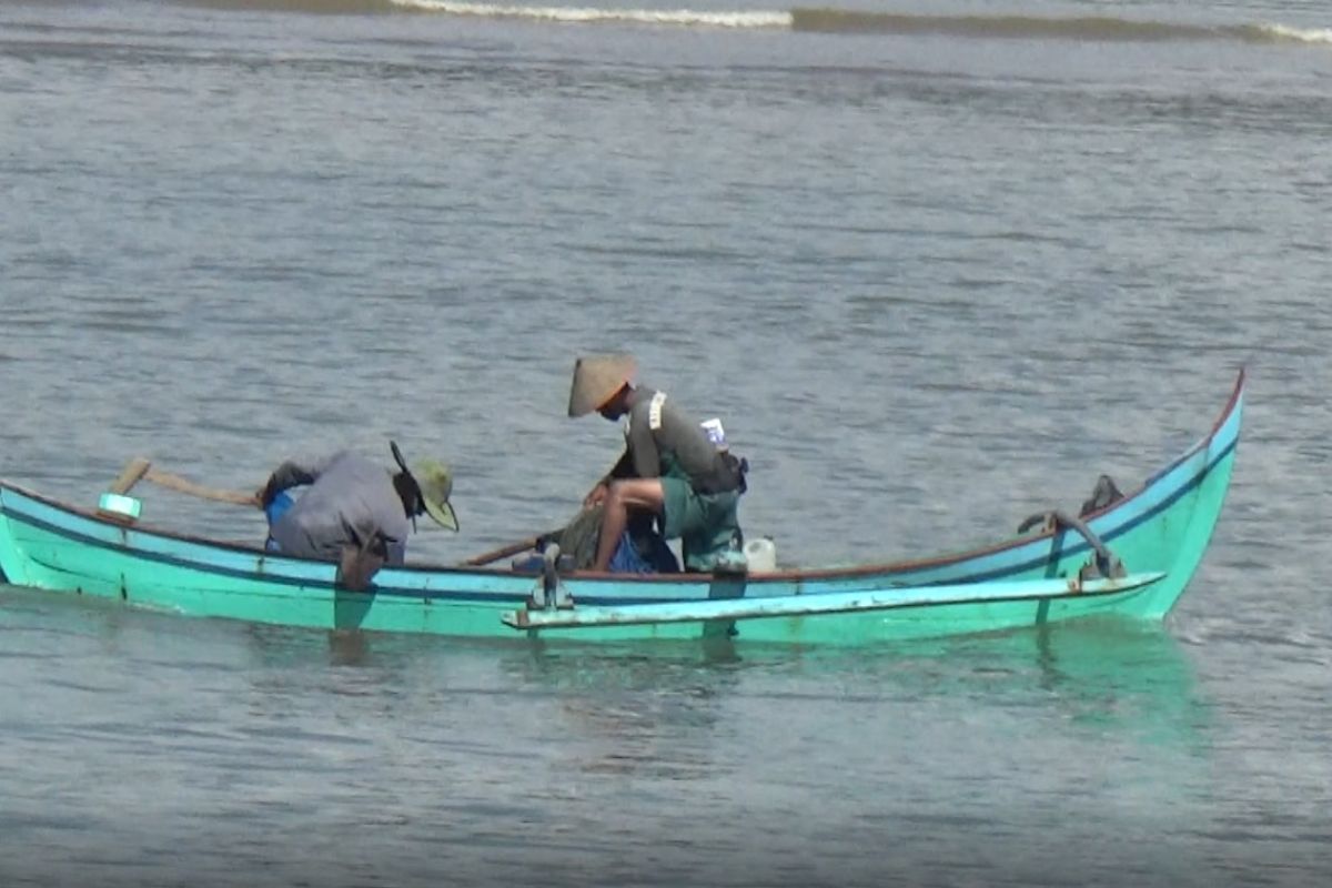 14 jam terombang-ambing di laut, seorang nelayan ditemukan selamat