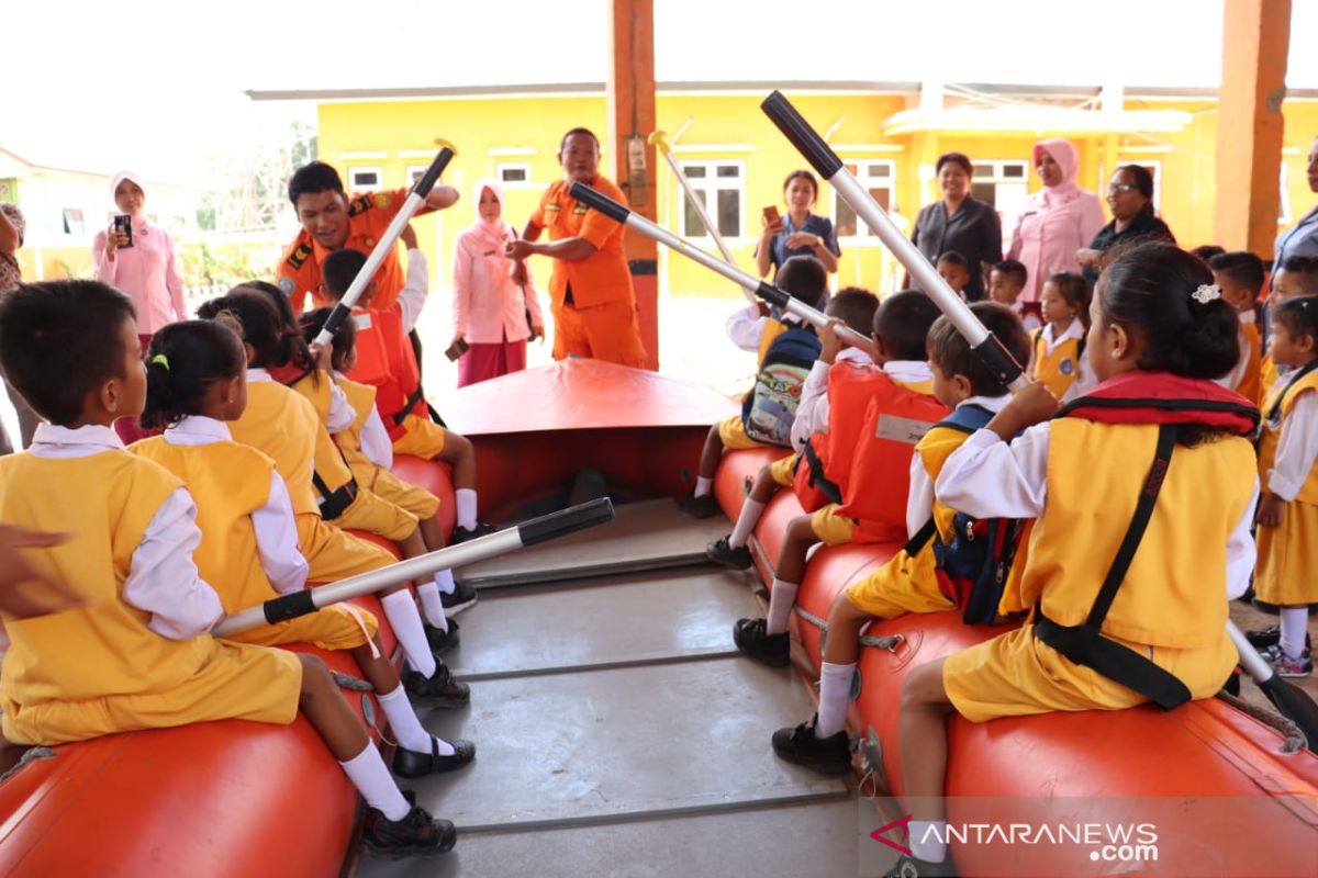 Kunjungi Kantor SAR Maumere, siswa TK belajar tentang tugas Basarnas