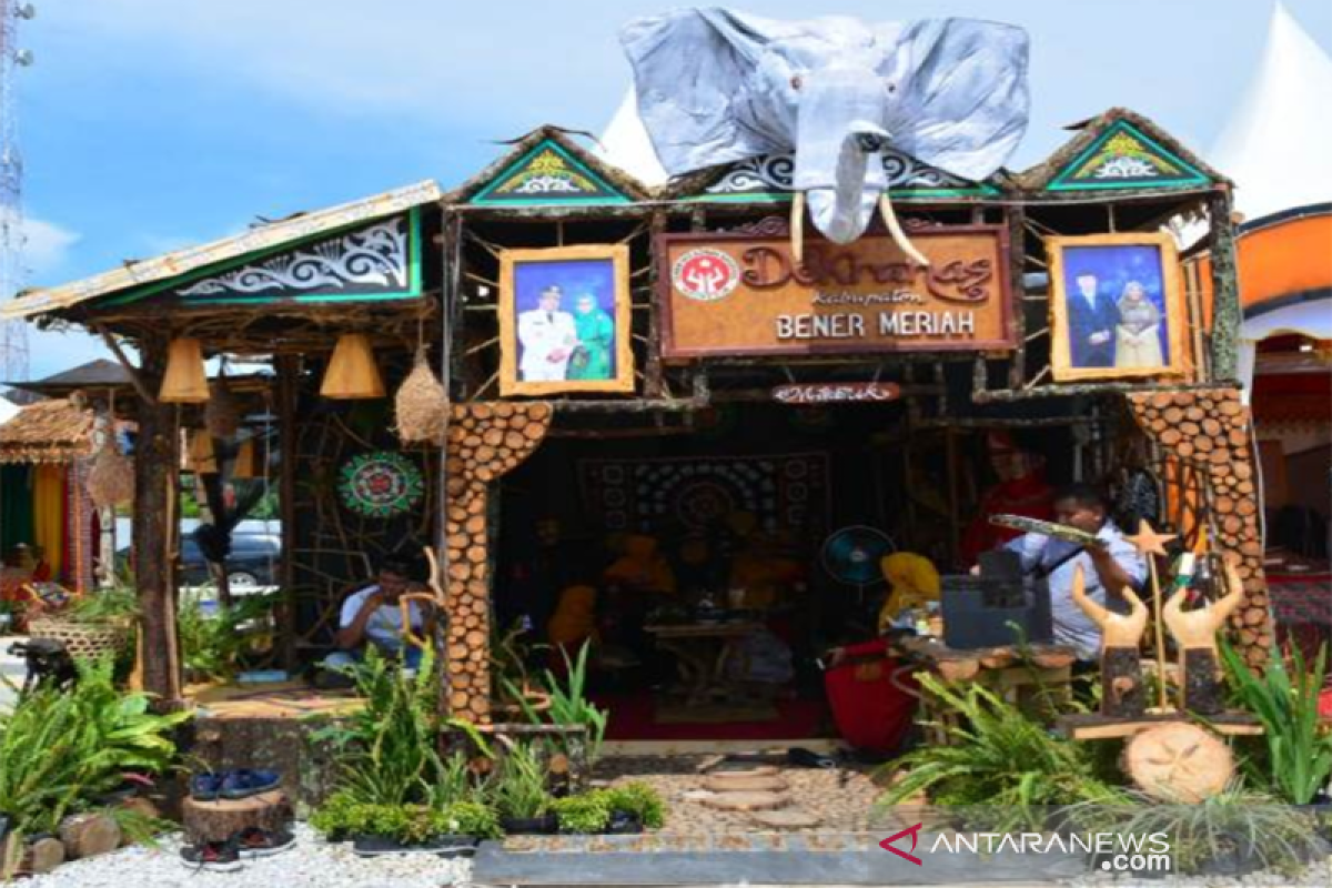 Stand limbah pinus ditampilkan oleh Dekranasda Bener Meriah di Pidie