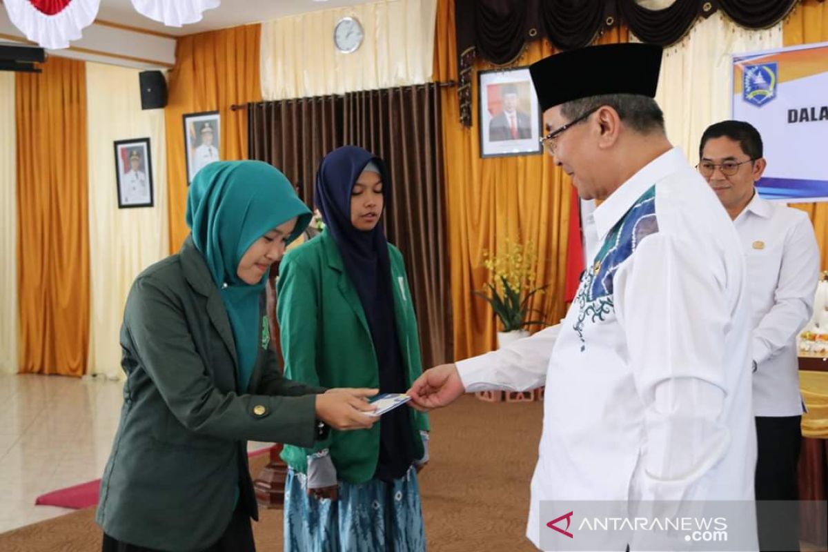 Ratusan mahasiswa HSS terima dana pembinaan