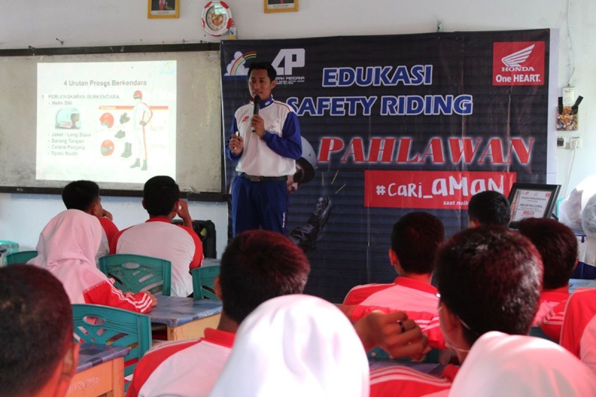 Honda edukasikan Safety Riding di SMAN 3 Luwuk