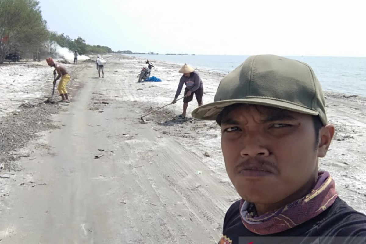 Widianto, penjaga sampah pantai dari Lampung Timur
