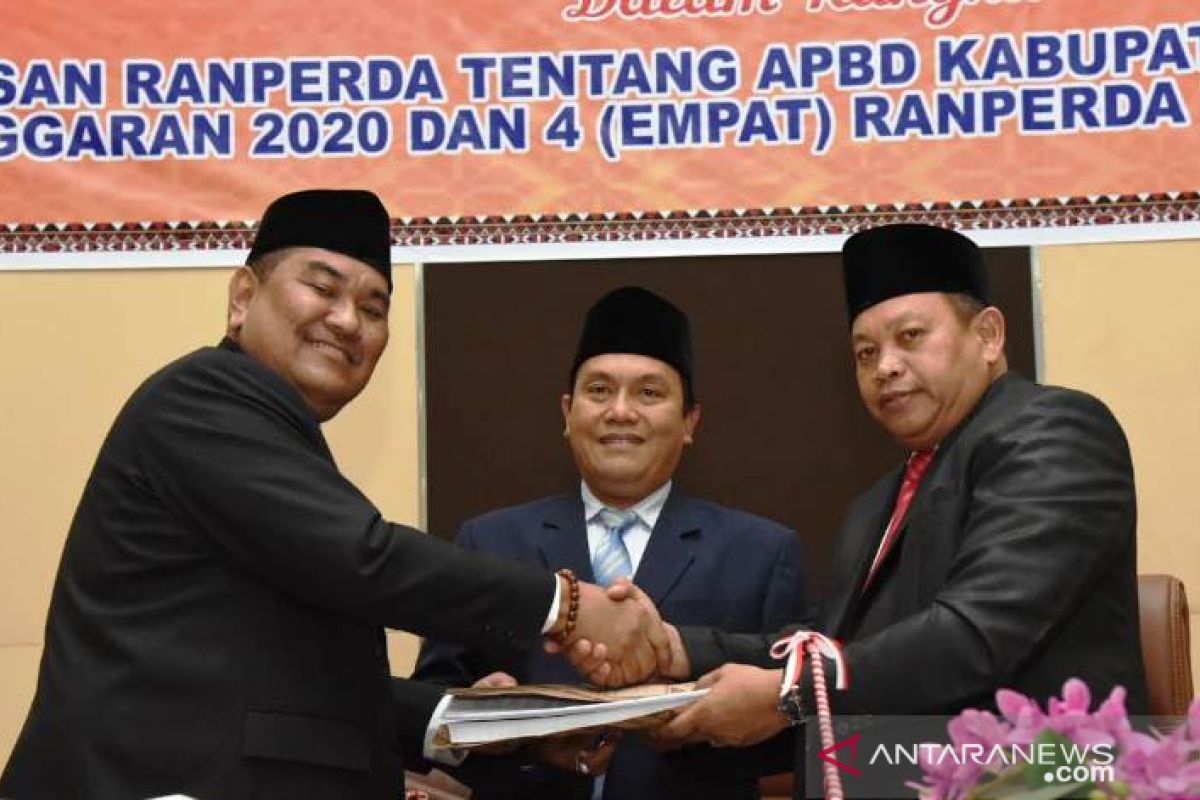 Selain 4 Ranperda, Wabup sampaikan Nota Keuangan APBD Tapsel 2020 lebih Rp1,5 T