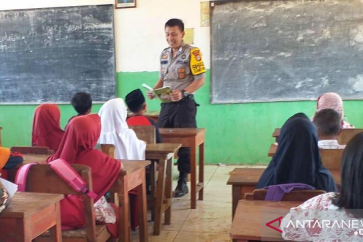 Anggota Babinkamtibmas jadi guru pengganti di SD Pa'barung Gowa