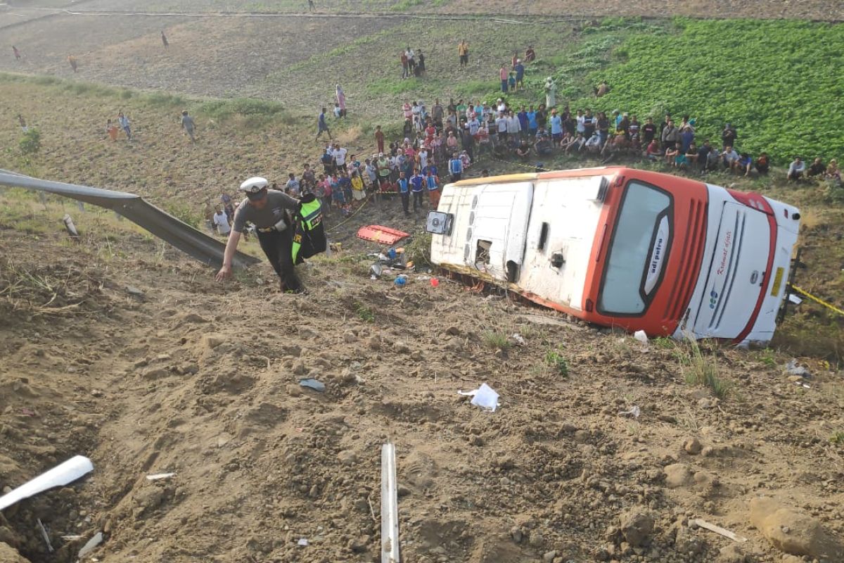 Sopir ngantuk, bus terguling, dua penumpang tewas