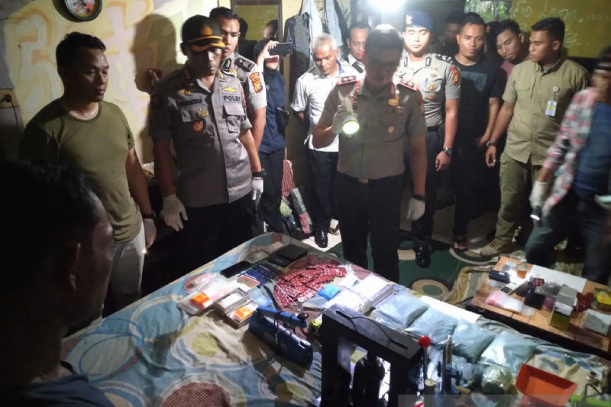 Polda Riau gerebek rumah dijadikan pabrik narkoba di Pekanbaru