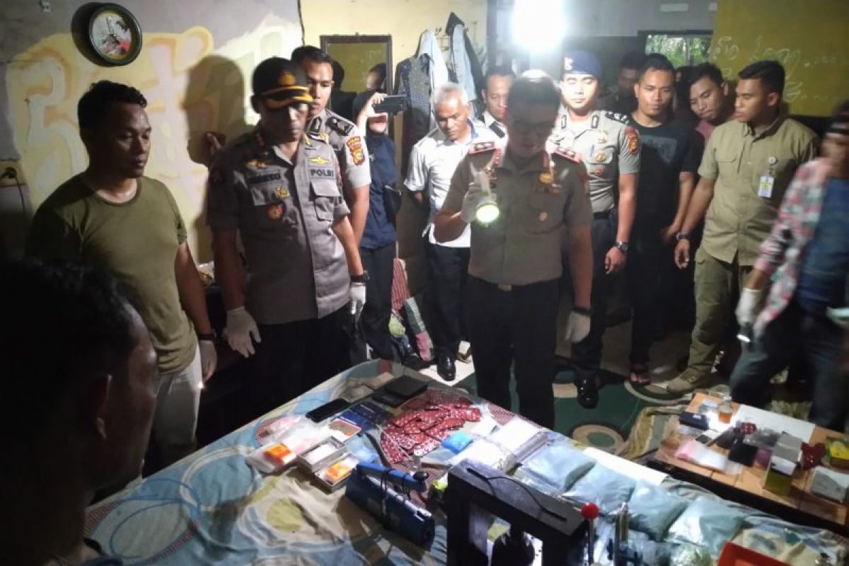 Polisi gerebek rumah produksi narkoba di Pekanbaru