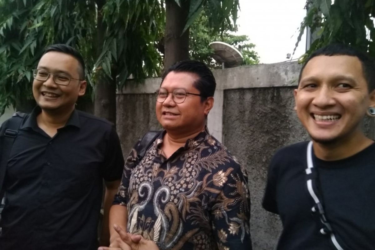 Berdoa menjadi persiapan Nunung dan suami hadapi vonis hakim