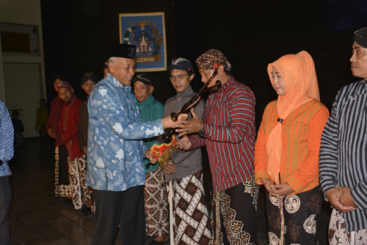 Pemkab Sleman menyerahkan gamelan kepada Kelompok Masyarakat Kebudayaan