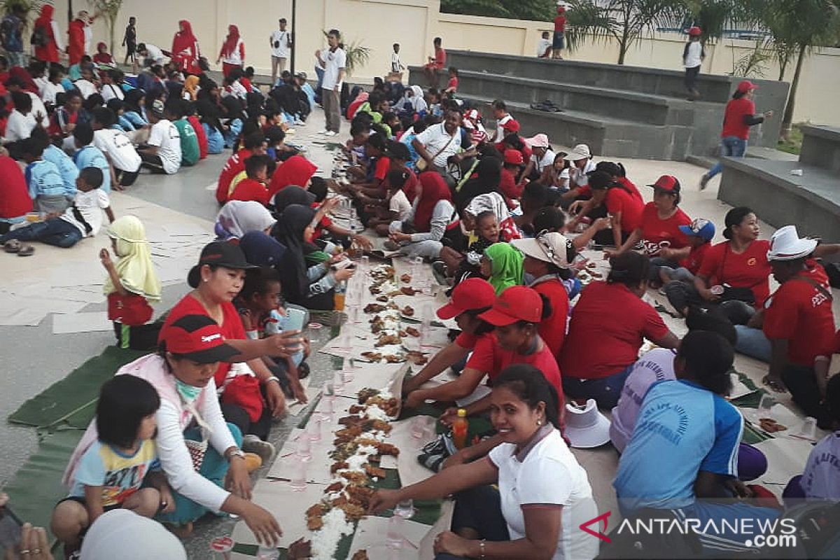 Hari guru di Teluk Wondama dirayakan secara unik