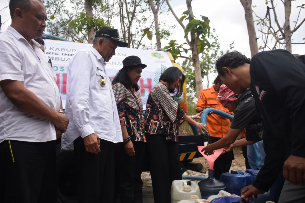 Bupati Sleman bersama IPPAT menyalurkan bantuan air bersih di Prambanan