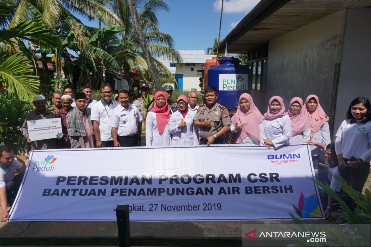 PLN Kalbar peduli air bersih bantu tangki untuk masyarakat Desa Jungkat