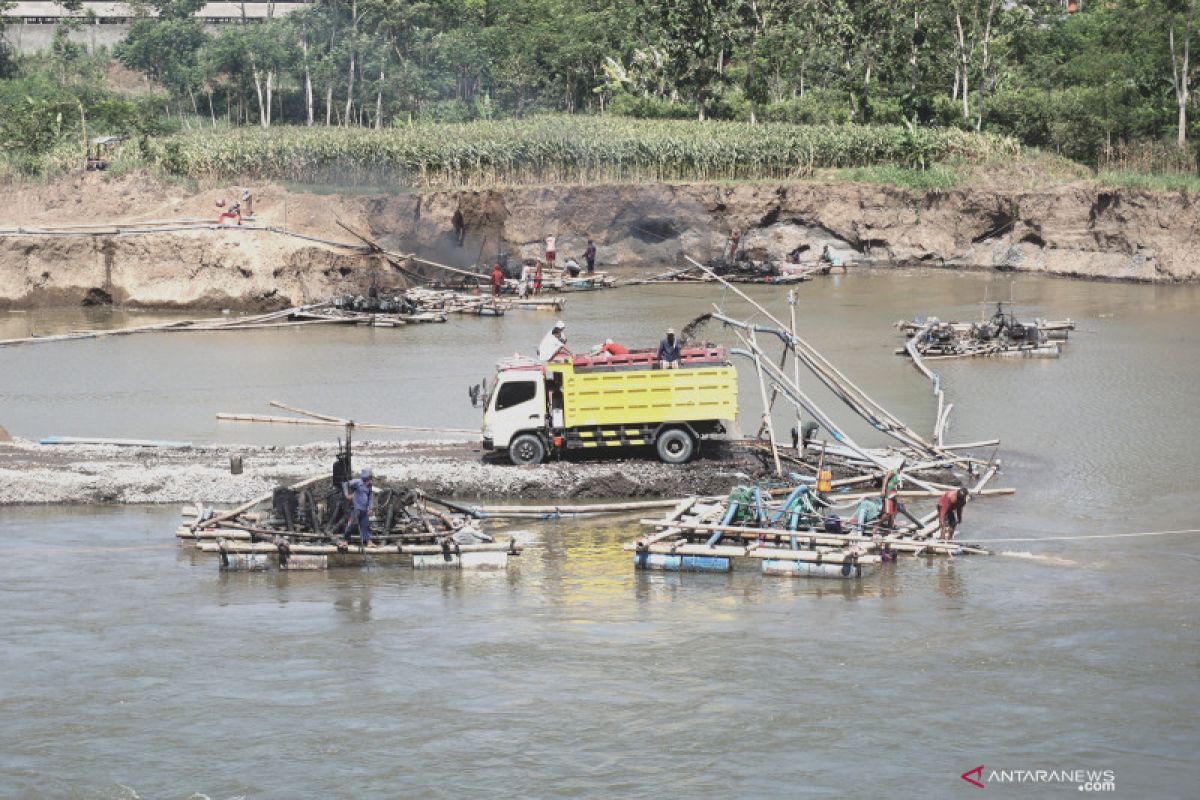 PJT survei ulang penambangan pasir liar di Sungai Brantas