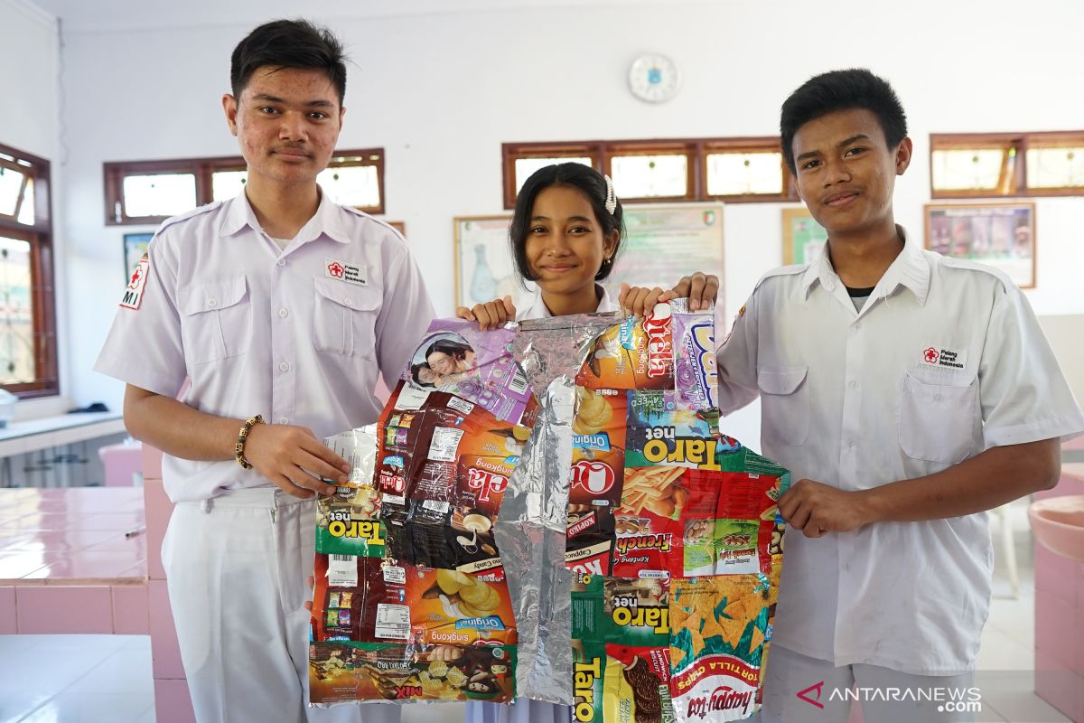 Siswa SMK olah sampah jadi rompi diet