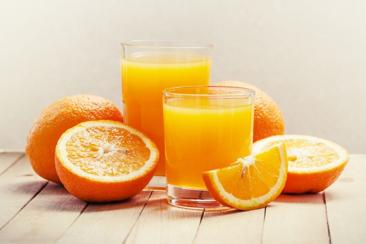 Lebih baik minum jus buah atau makan buah potong?
