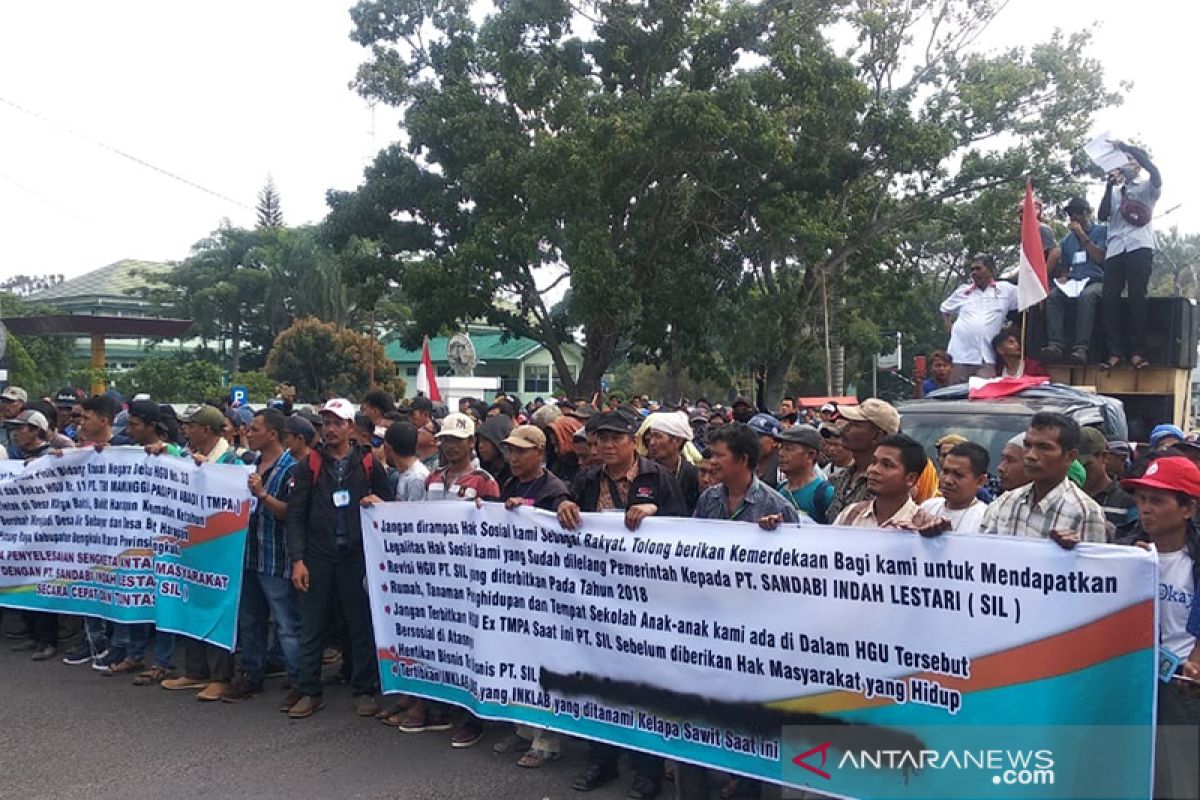 Ratusan warga berunjukrasa tuntut revisi HGU PT SIL