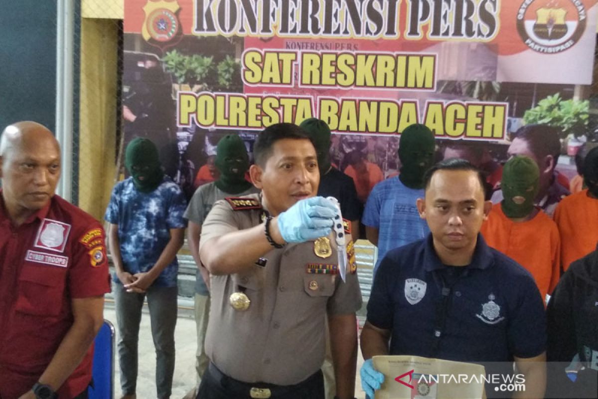 Karena alasan solidaritas, enam pelajar keroyok pemilik warung kopi