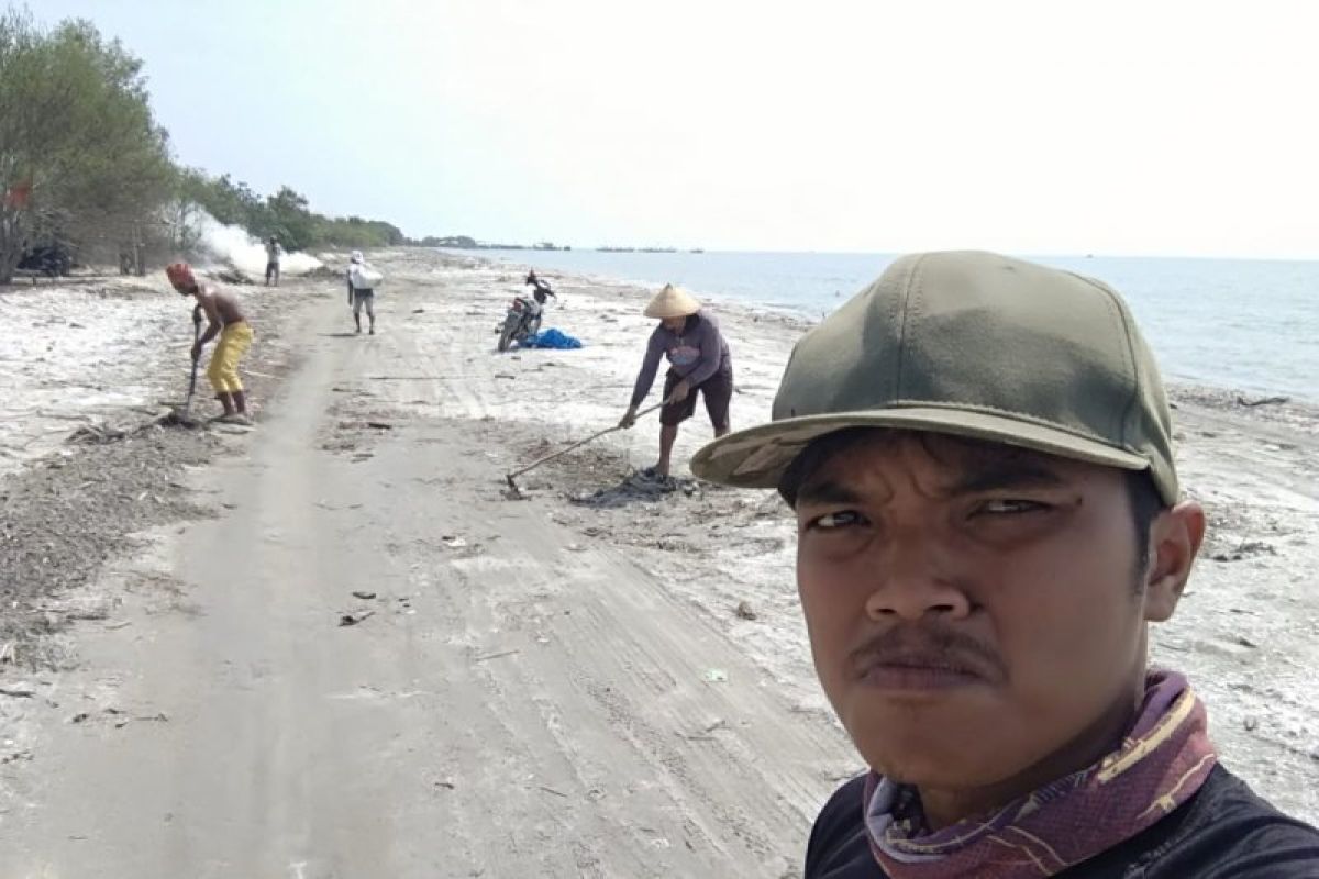 Widianto jaga kebersihan pantai di Lampung Timur