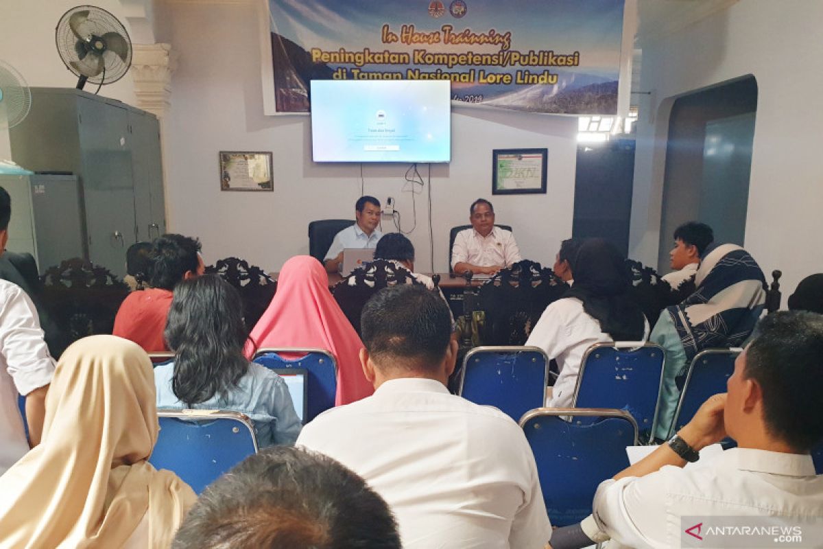 Pegawai BBTNLL dilatih tulis berita untuk publikasikan taman nasional