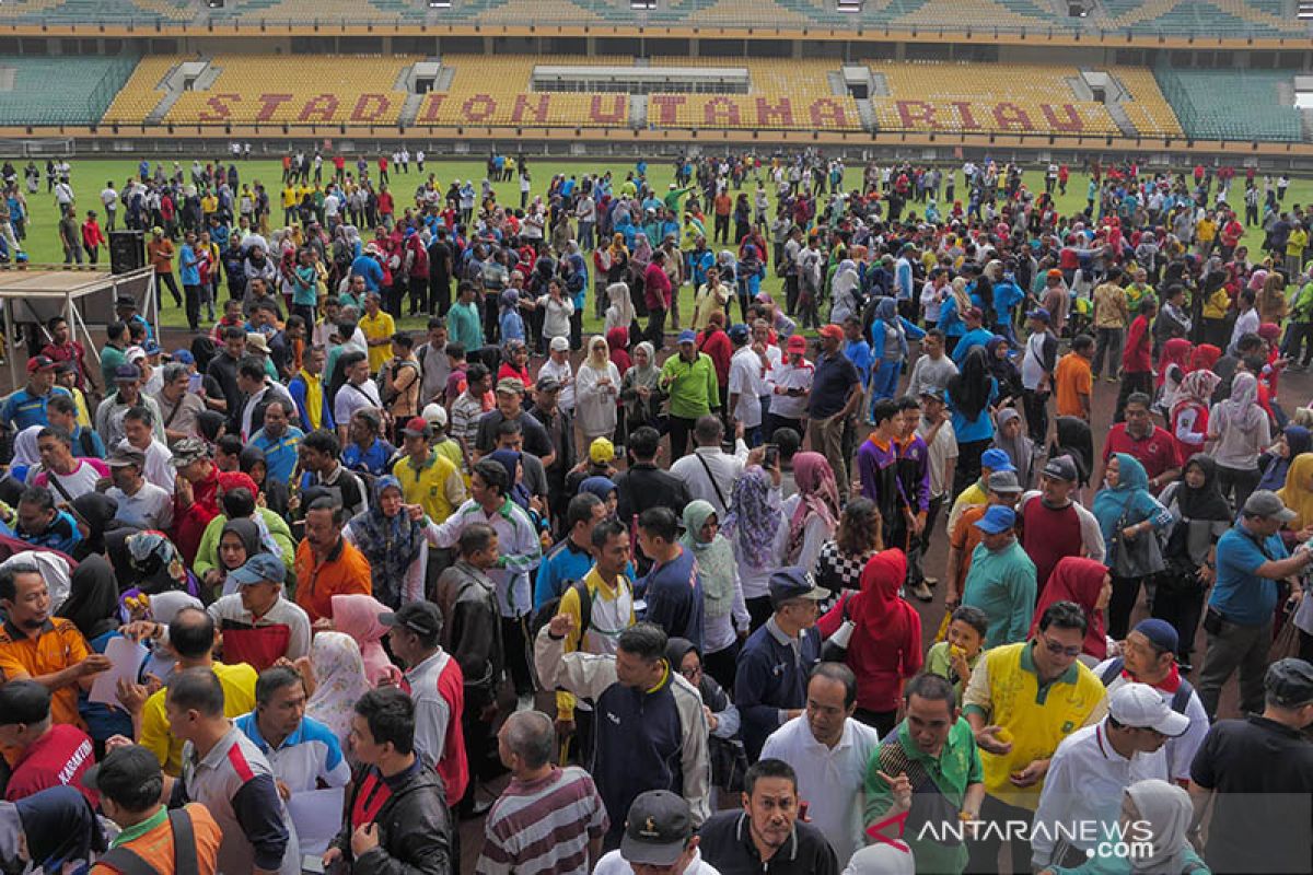 Ribuan pegawai Pemprov Riau lakukan bersih-bersih Stadion Utama eks PON XVIII