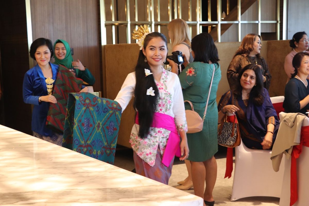 Indonesian textiles highlighted at traditional fashion show in Myanmar