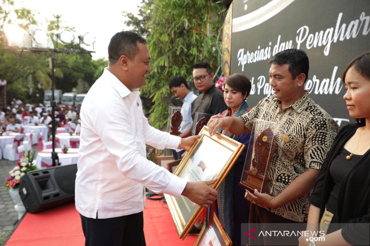 Gianyar beri penghargaan wajib pajak berprestasi