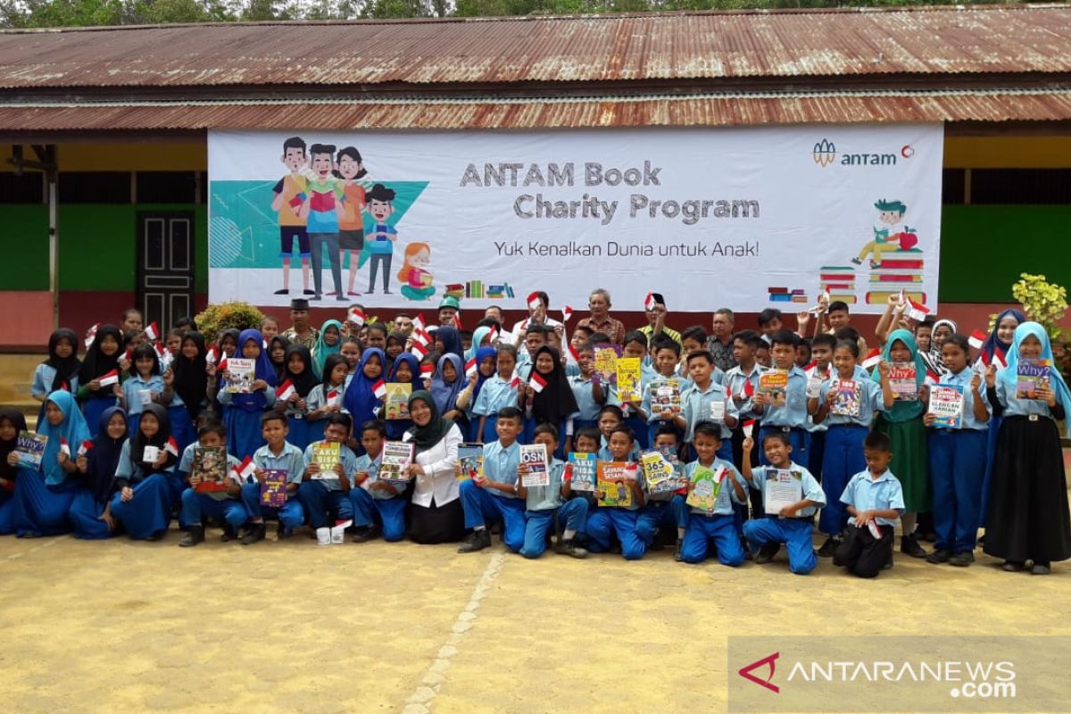 Sumbangan buku Antam menambah koleksi Perpustakaan