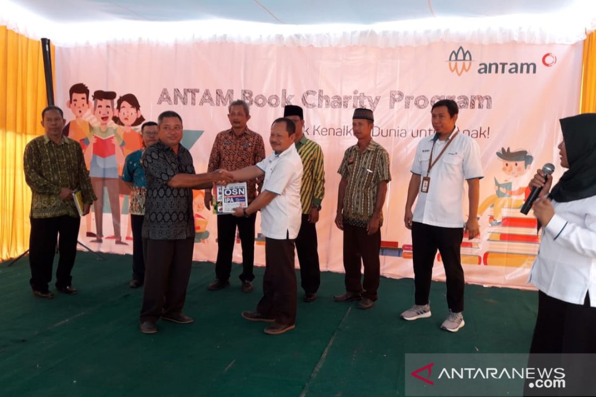 Antam sumbang 308 buku berbagai judul ke Sekolah Dasar